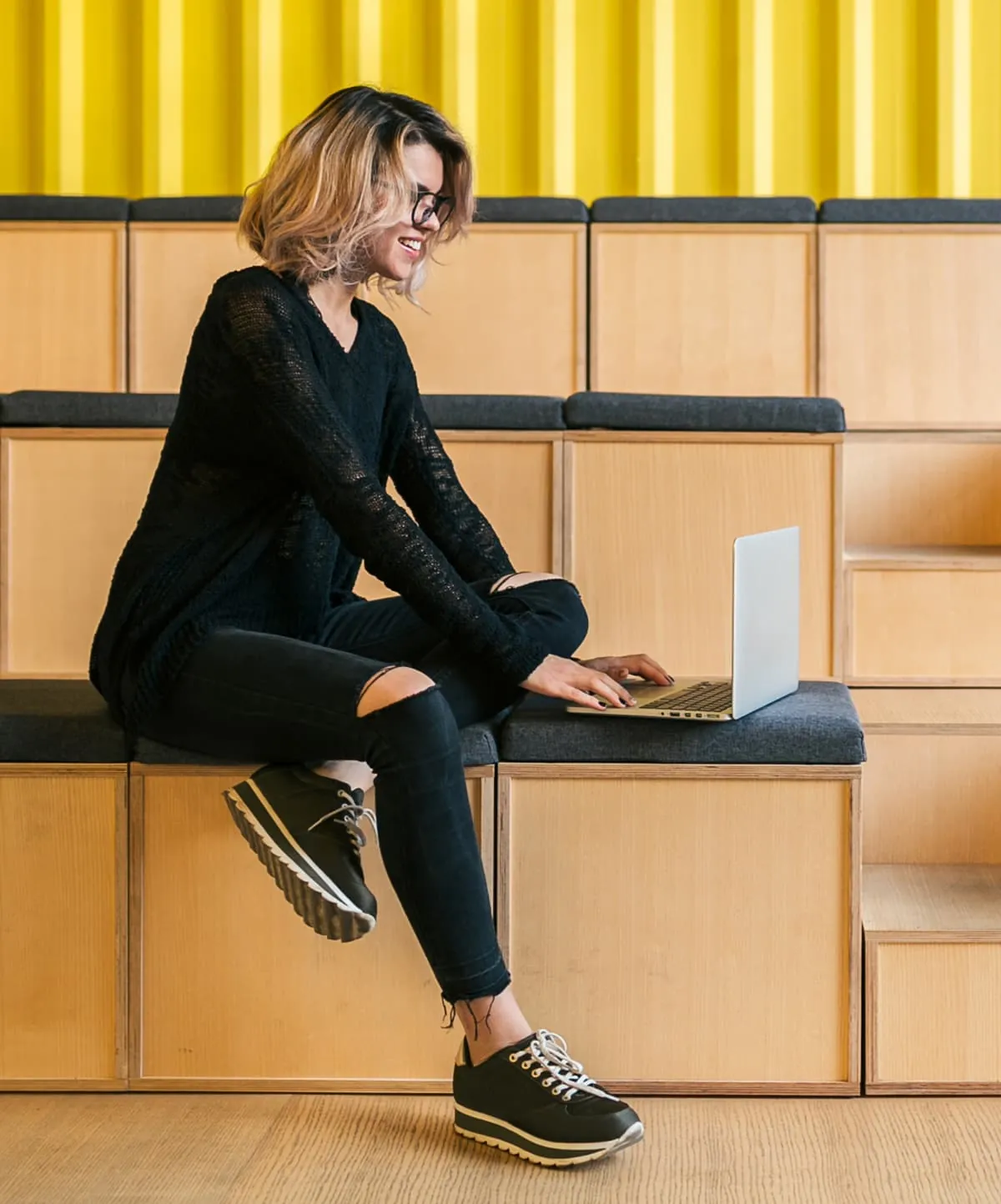mycareernow-02 Teilnehmerin arbeitet lächelnd am Laptop